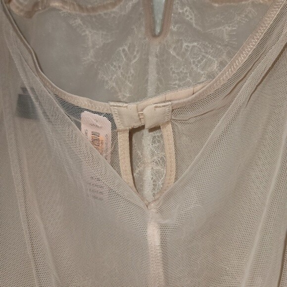 Victoria's Secret V-wire Plunge Very Sexy Lace Teddy Beige Medium NWT - Picture 11 of 16